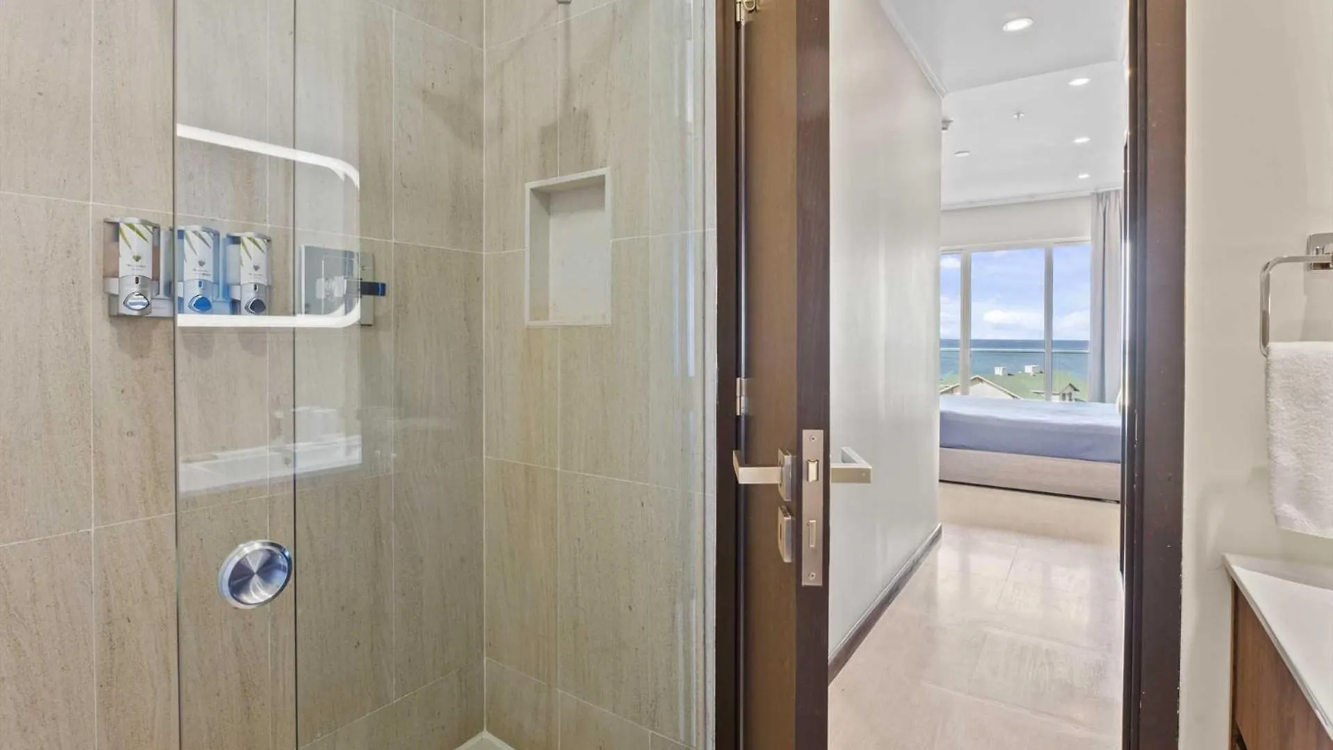 פאלם ביץ' Beach View - Coastal View 2Br Condo - Lv505 0*, פאלם ביץ' ארובה